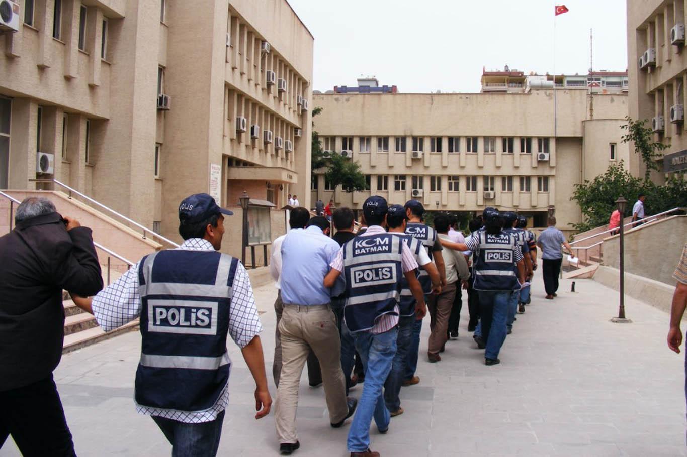 Gözaltına alınan asker, yargı mensubu ve MEB çalışanlarının sayısı artıyor Gözaltına alınan asker, yargı mensubu ve MEB çalışanlarının sayısı artıyor